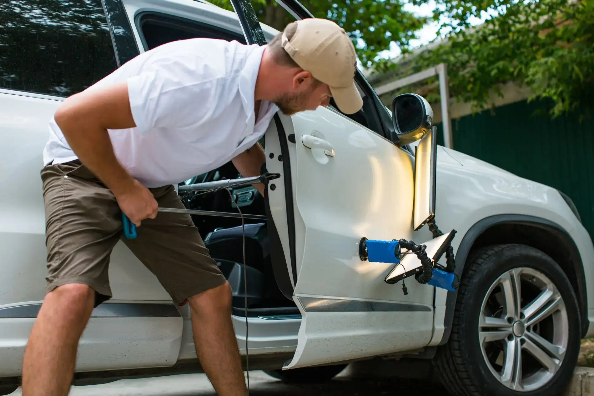 Beulen aus dem Auto entfernen: Methoden und Werkzeuge für eine erfolgreiche Reparatur 