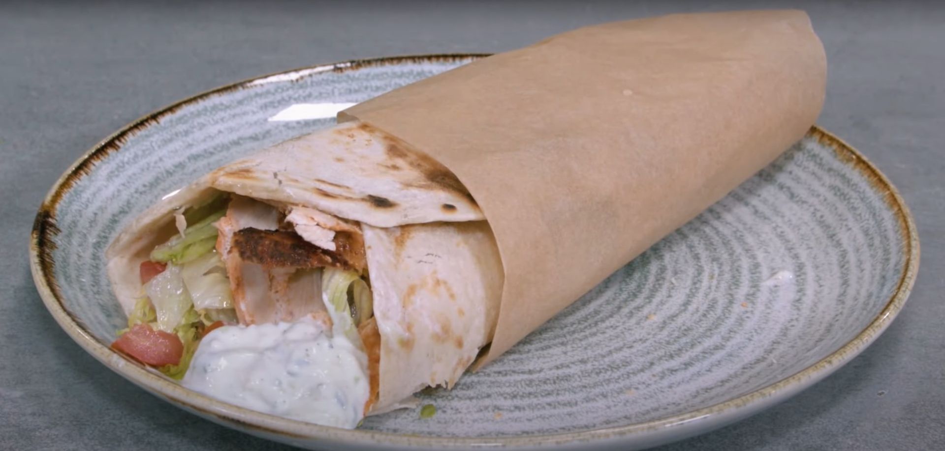 Rezept für Hähnchen-Kebab mit Eisbergsalat und Joghurtsauce